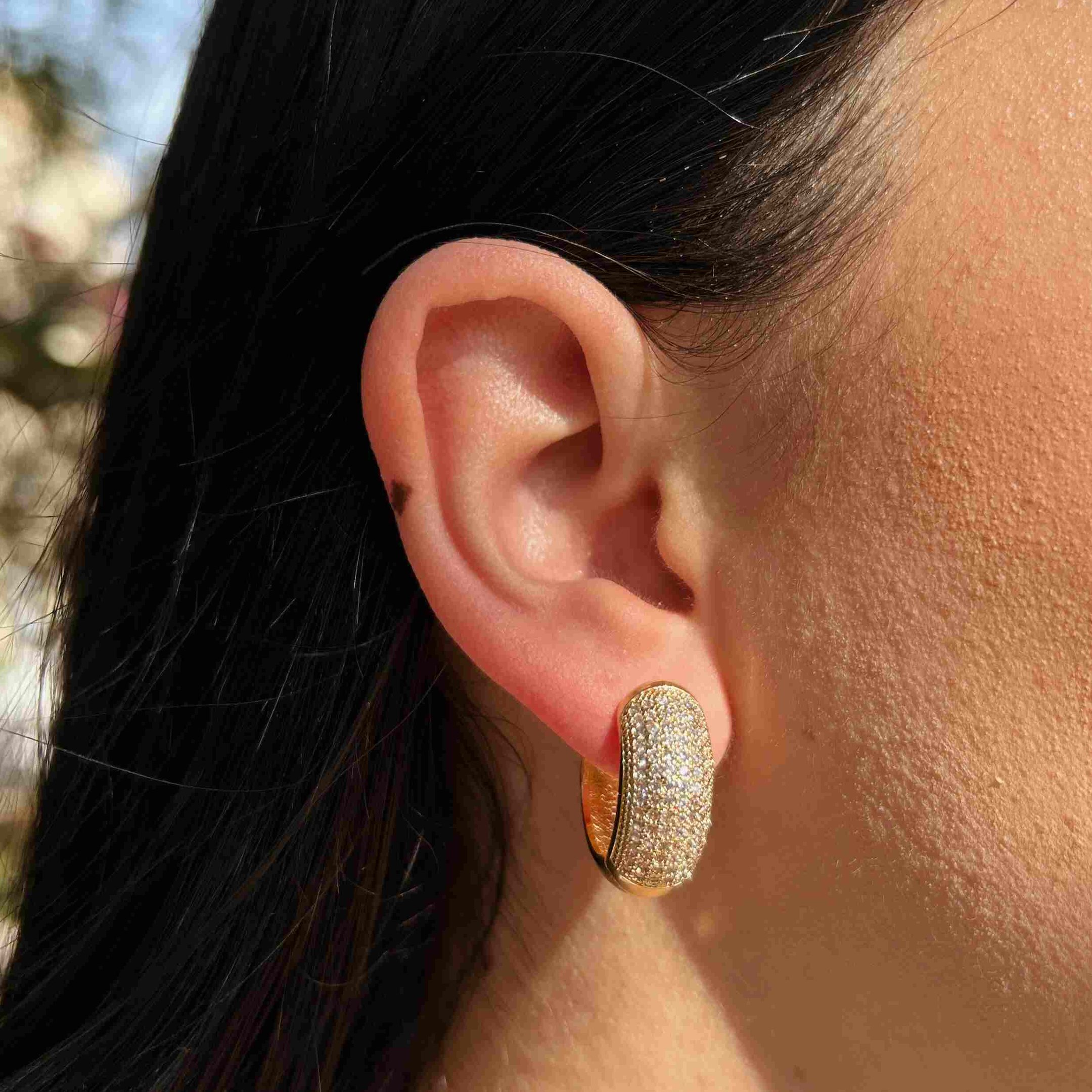 Argola Micros Zircônias Banhado a Ouro 18k