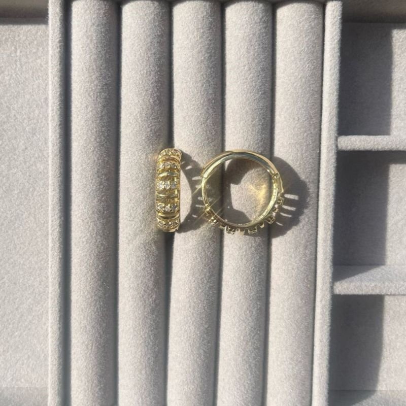 Argola Click Micro Zircônias Banhado a Ouro 18k