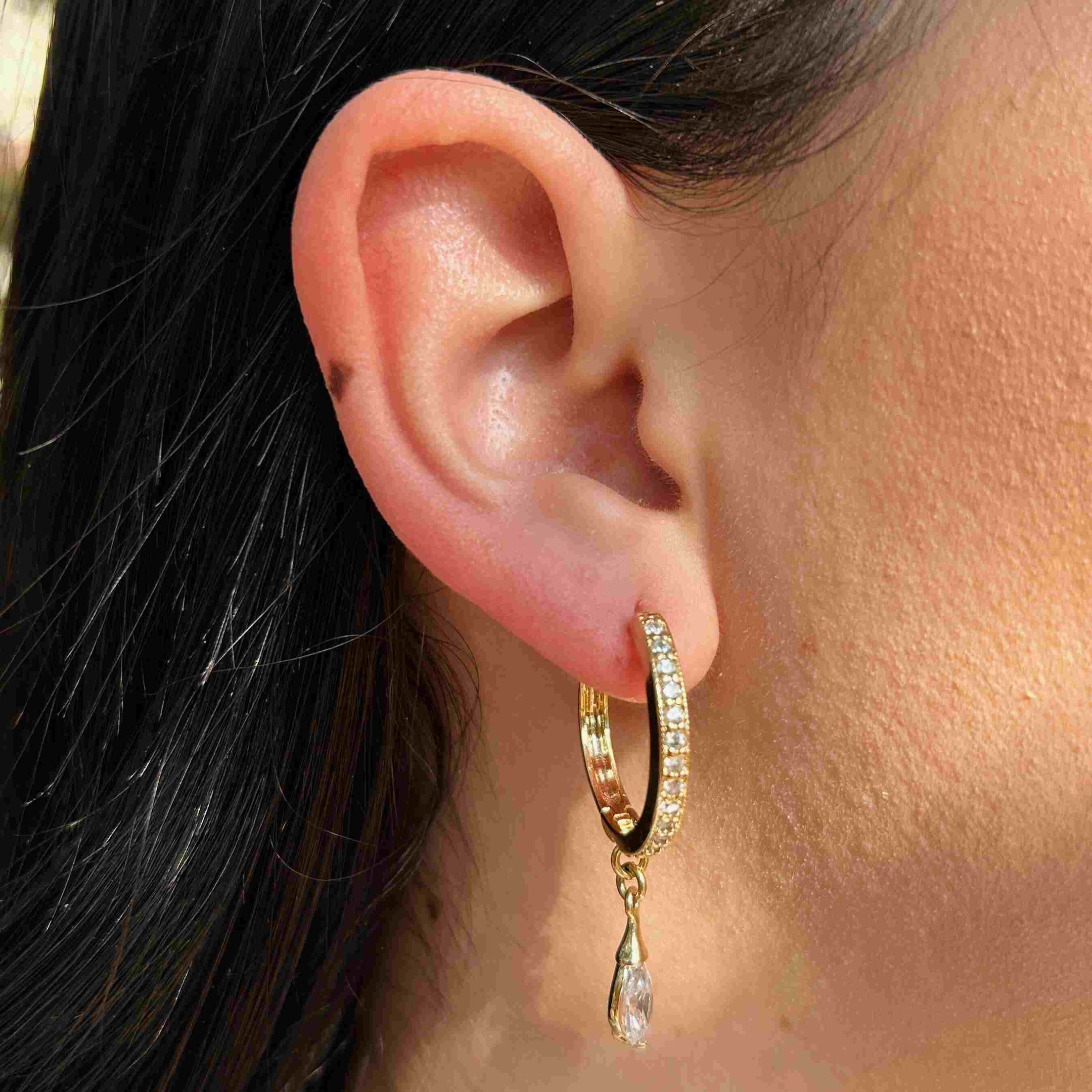 Argola Zircônias Banhado a Ouro 18k