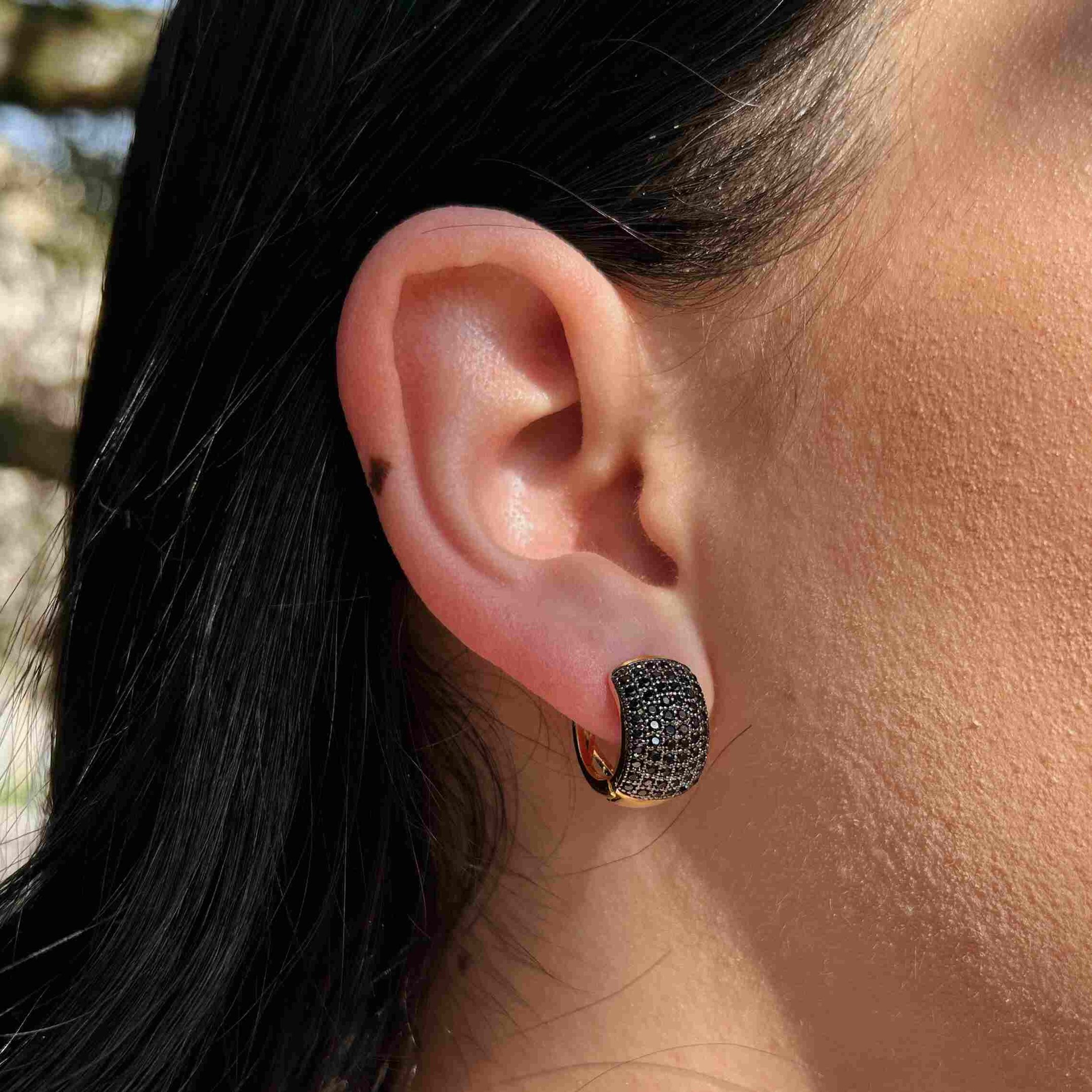 Argola Micros Zircônias Negras e Ródio Banhado a Ouro 18k