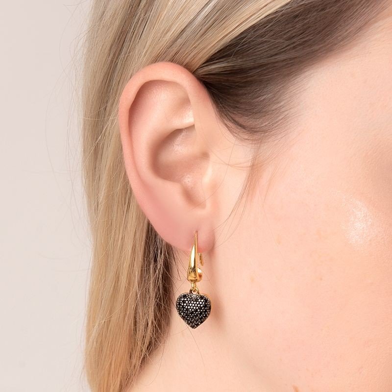 Brinco Coração Micro Zircônias Negras Banhado a Ouro 18k