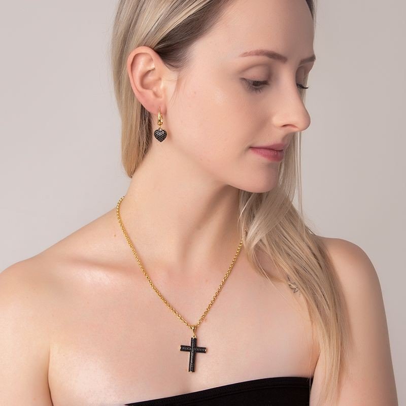 Brinco Coração Micro Zircônias Negras Banhado a Ouro 18k