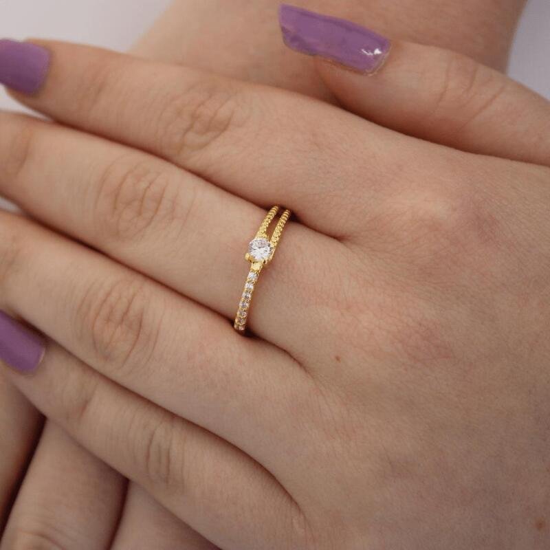 Anel Zircônia e Micro Zircônias Banhado a Ouro 18k