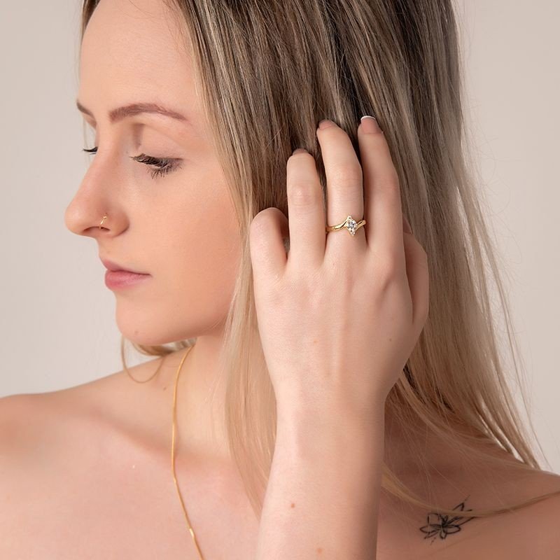 Anel Zircônia e Micro Zircônias Banhado a Ouro 18k