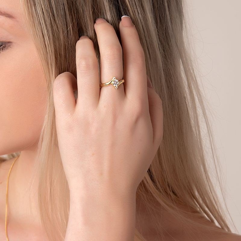 Anel Zircônia e Micro Zircônias Banhado a Ouro 18k