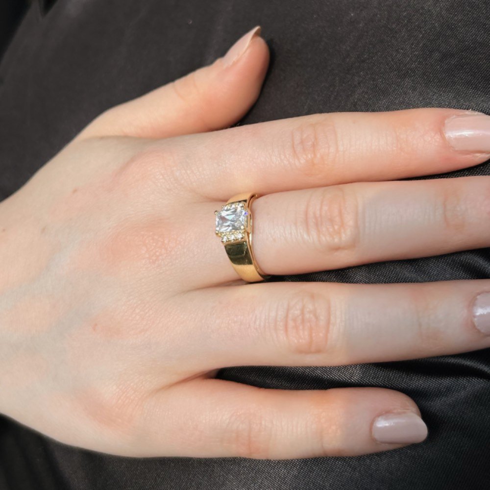 Anel Carrê e Micros Zircônias Banhado a Ouro 18k