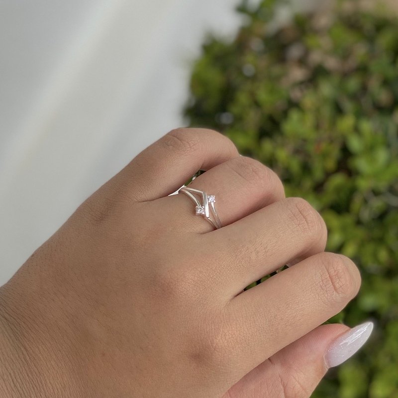 Anel Zircônias e Filete Liso Prata 925