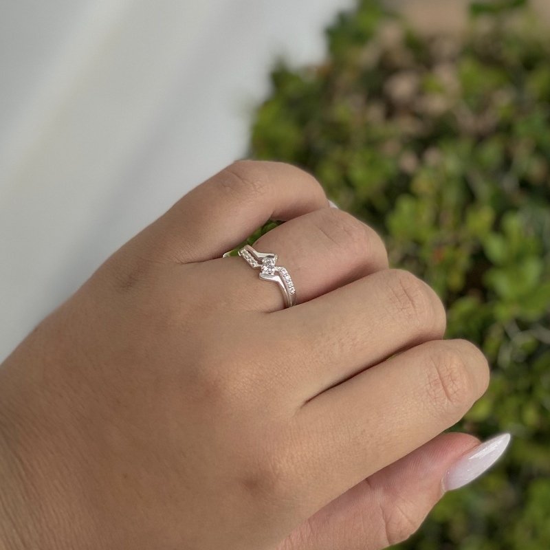 Anel Zircônias e Filetes Lisos Prata 925