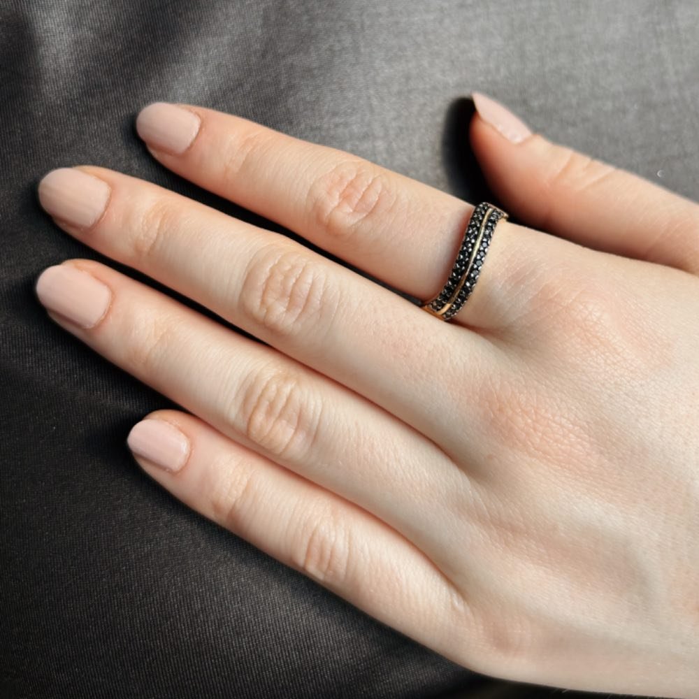 Anel Ondulado Zircônias Negras Banhado a Ouro 18k